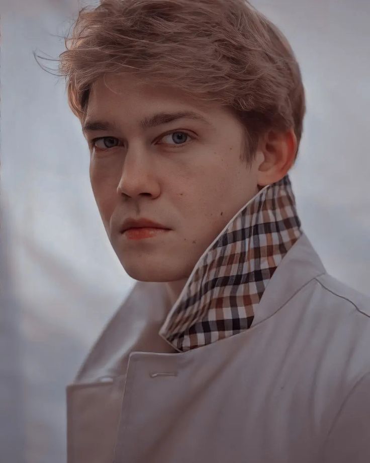 Happyy Birthday Joe Alwyn Joesfavourite On Instagram Joe Alwyn Fan Page Peacoat Fashion Jackets