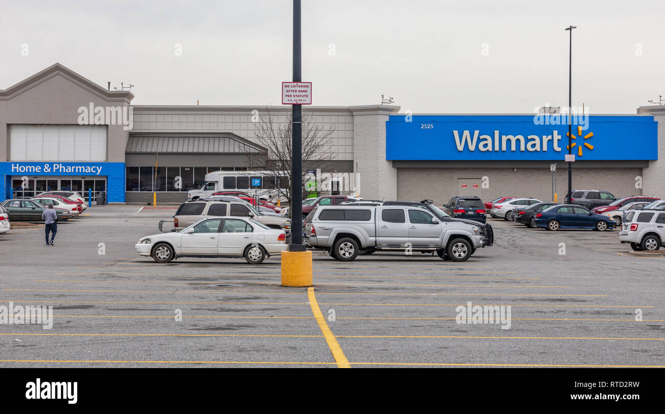 Hickory Nc Usa 2 28 19 A Walmart Store With Sign And Home Amp Pharmacy Sign Parking Lot With