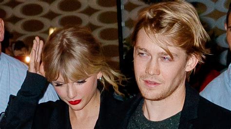 Joe Alwyn Says He S Obviously Happy With Taylor Swift Teen Vogue