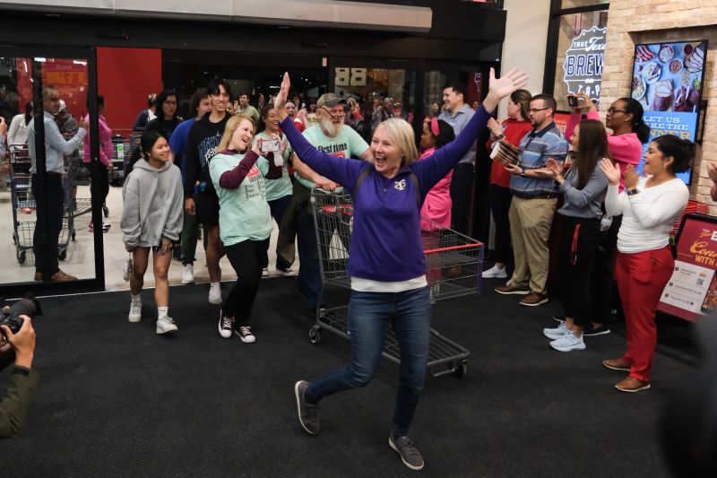 Shoppers Swarm In As H E B Opens First Store In Fort Worth State Dentonrc Com