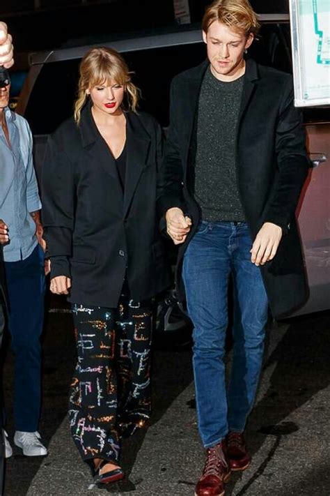 Singer Taylor Swift Spotted Holding Hands With Boyfriend Joe Alwyn On A