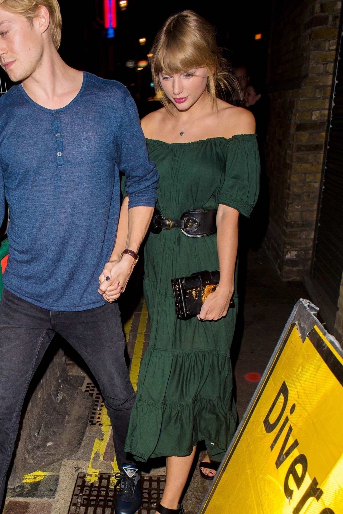 Taylor Swift And Joe Alwyn At Hawksmoor Steak Restaurant In London 08 24 2018 Celebmafia